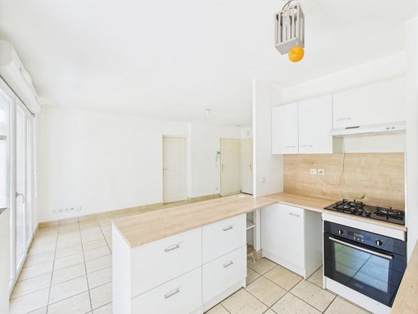 APPARTEMENT T3 EN REZ DE JARDIN AVEC CAVE ET GARAGE DANS RESIDENCE PRISEE AVEC PISCINE SITUE A BOURG LES VALENCE 26500