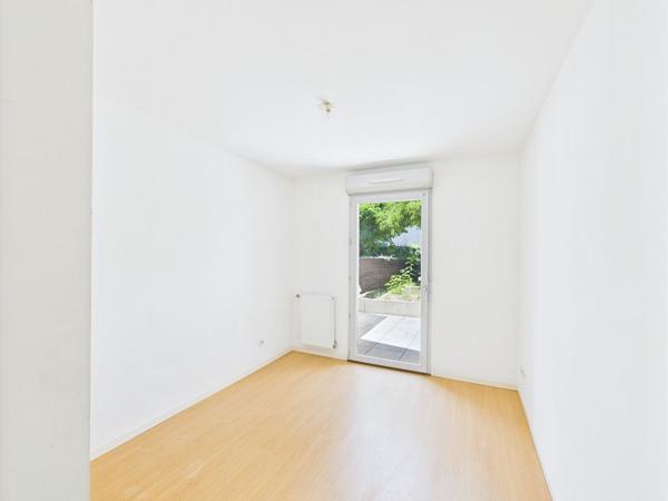 APPARTEMENT T3 EN REZ DE JARDIN AVEC CAVE ET GARAGE DANS RESIDENCE PRISEE AVEC PISCINE SITUE A BOURG LES VALENCE 26500