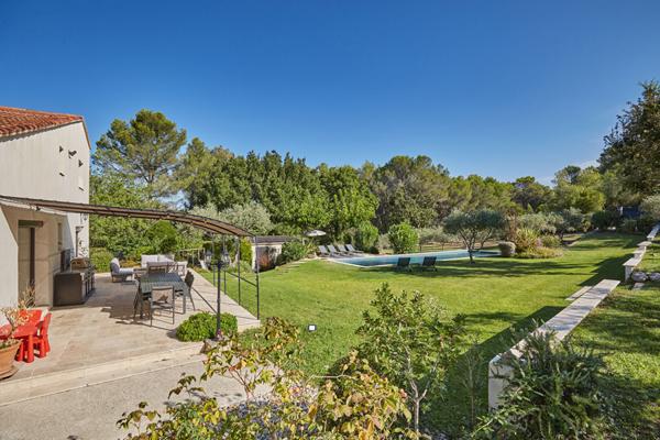 Propriété Rognes 6 pièces 230 m2 avec piscine, carport, garage et studio indépendant. sur 4800m² de terrain !