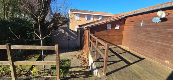 Maison de ville de type 6, sur un terrain de 332 m², avec piscine et parking privatif