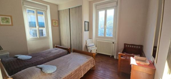 Maison de ville de type 6, sur un terrain de 332 m², avec piscine et parking privatif