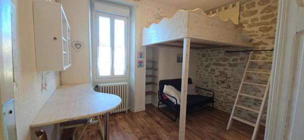 Maison de ville de type 6, sur un terrain de 332 m², avec piscine et parking privatif