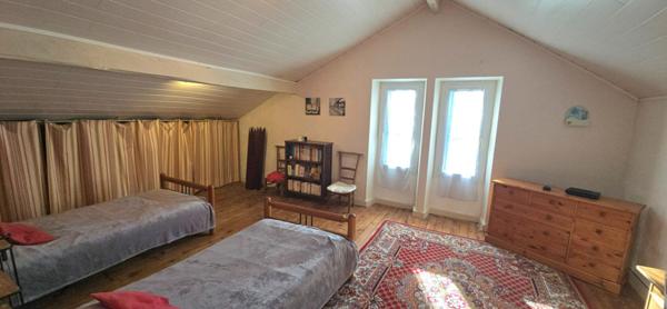 Maison de ville de type 6, sur un terrain de 332 m², avec piscine et parking privatif