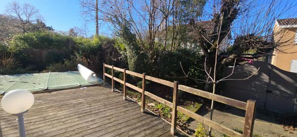 Maison de ville de type 6, sur un terrain de 332 m², avec piscine et parking privatif