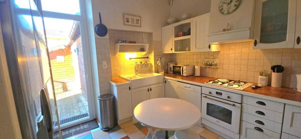 Maison de ville de type 6, sur un terrain de 332 m², avec piscine et parking privatif