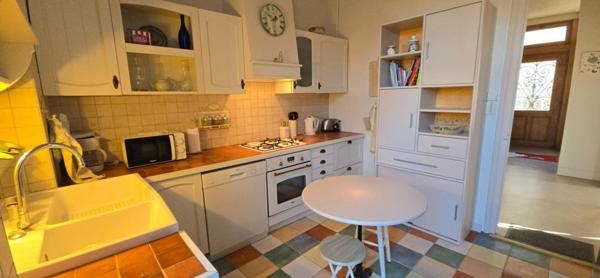 Maison de ville de type 6, sur un terrain de 332 m², avec piscine et parking privatif