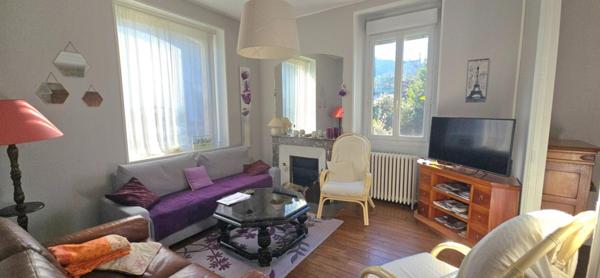 Maison de ville de type 6, sur un terrain de 332 m², avec piscine et parking privatif