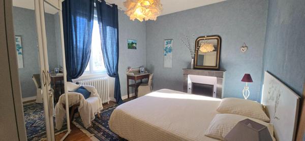 Maison de ville de type 6, sur un terrain de 332 m², avec piscine et parking privatif