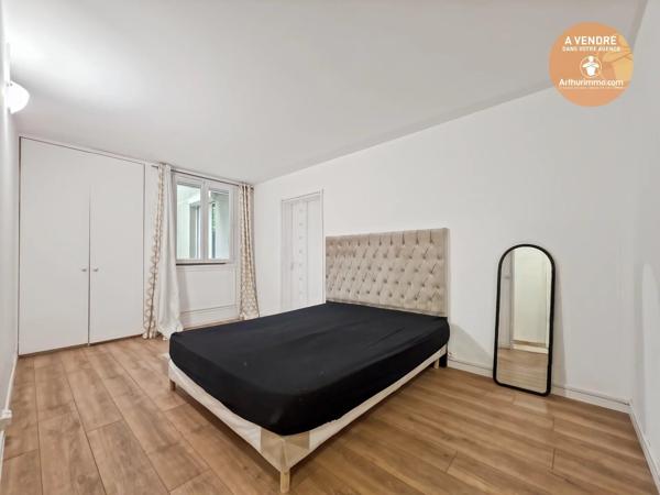 Vente                                                      Appartement
                        
                     3 pièces                      78 m2                     à Évry-Courcouronnes