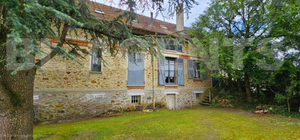 Opportunité RARE sur le secteur : Propriété sur 6300 m² avec bâtisse 220 m² sur SOUS-SOL et caves / 