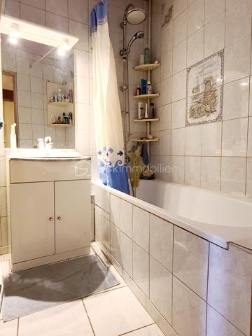 Sur la commune de Grigny, au coeur du village, découvrez cette charmante maison de caractère datant de 1890, de type F5, offrant environ 85 m² habitables, avec un terrain non attenant de 357 m².
Dès le passage du porche, vous serez séduit par une agréable terrasse au calme, donnant accès au salon avec cheminée, à la salle à manger ainsi qu’à la cuisine.
À l’étage, un escalier mène à un palier desservant trois chambres, un WC indépendant et une salle de bains.
Un accès aux combles permet de bénéficier d’un espace de stockage supplémentaire ou d’envisager un aménagement selon vos besoins.
Le terrain, situé à l’arrière de la maison, offre un environnement paisible, sans aucun vis-à-vis, idéal pour profiter de moments de détente en toute tranquillité.
Une véritable cave voutée se trouve sous la maison.
***** Visite possible 7j/7 jusqu'à 21h30 sur RdV *****
Je réponds aux mails, sms ou téléphone même tard le soir.