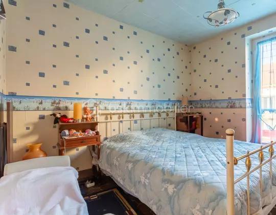 Sur la commune de Grigny, au coeur du village, découvrez cette charmante maison de caractère datant de 1890, de type F5, offrant environ 85 m² habitables, avec un terrain non attenant de 357 m².
Dès le passage du porche, vous serez séduit par une agréable terrasse au calme, donnant accès au salon avec cheminée, à la salle à manger ainsi qu’à la cuisine.
À l’étage, un escalier mène à un palier desservant trois chambres, un WC indépendant et une salle de bains.
Un accès aux combles permet de bénéficier d’un espace de stockage supplémentaire ou d’envisager un aménagement selon vos besoins.
Le terrain, situé à l’arrière de la maison, offre un environnement paisible, sans aucun vis-à-vis, idéal pour profiter de moments de détente en toute tranquillité.
Une véritable cave voutée se trouve sous la maison.
***** Visite possible 7j/7 jusqu'à 21h30 sur RdV *****
Je réponds aux mails, sms ou téléphone même tard le soir.