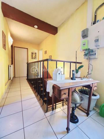 Sur la commune de Grigny, au coeur du village, découvrez cette charmante maison de caractère datant de 1890, de type F5, offrant environ 85 m² habitables, avec un terrain non attenant de 357 m².
Dès le passage du porche, vous serez séduit par une agréable terrasse au calme, donnant accès au salon avec cheminée, à la salle à manger ainsi qu’à la cuisine.
À l’étage, un escalier mène à un palier desservant trois chambres, un WC indépendant et une salle de bains.
Un accès aux combles permet de bénéficier d’un espace de stockage supplémentaire ou d’envisager un aménagement selon vos besoins.
Le terrain, situé à l’arrière de la maison, offre un environnement paisible, sans aucun vis-à-vis, idéal pour profiter de moments de détente en toute tranquillité.
Une véritable cave voutée se trouve sous la maison.
***** Visite possible 7j/7 jusqu'à 21h30 sur RdV *****
Je réponds aux mails, sms ou téléphone même tard le soir.