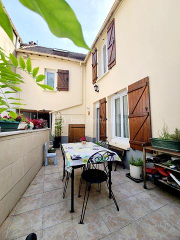 Sur la commune de Grigny, au coeur du village, découvrez cette charmante maison de caractère datant de 1890, de type F5, offrant environ 85 m² habitables, avec un terrain non attenant de 357 m².
Dès le passage du porche, vous serez séduit par une agréable terrasse au calme, donnant accès au salon avec cheminée, à la salle à manger ainsi qu’à la cuisine.
À l’étage, un escalier mène à un palier desservant trois chambres, un WC indépendant et une salle de bains.
Un accès aux combles permet de bénéficier d’un espace de stockage supplémentaire ou d’envisager un aménagement selon vos besoins.
Le terrain, situé à l’arrière de la maison, offre un environnement paisible, sans aucun vis-à-vis, idéal pour profiter de moments de détente en toute tranquillité.
Une véritable cave voutée se trouve sous la maison.
***** Visite possible 7j/7 jusqu'à 21h30 sur RdV *****
Je réponds aux mails, sms ou téléphone même tard le soir.