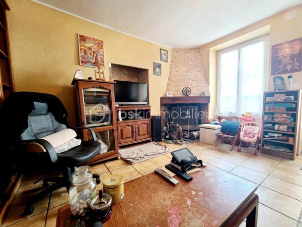 Sur la commune de Grigny, au coeur du village, découvrez cette charmante maison de caractère datant de 1890, de type F5, offrant environ 85 m² habitables, avec un terrain non attenant de 357 m².
Dès le passage du porche, vous serez séduit par une agréable terrasse au calme, donnant accès au salon avec cheminée, à la salle à manger ainsi qu’à la cuisine.
À l’étage, un escalier mène à un palier desservant trois chambres, un WC indépendant et une salle de bains.
Un accès aux combles permet de bénéficier d’un espace de stockage supplémentaire ou d’envisager un aménagement selon vos besoins.
Le terrain, situé à l’arrière de la maison, offre un environnement paisible, sans aucun vis-à-vis, idéal pour profiter de moments de détente en toute tranquillité.
Une véritable cave voutée se trouve sous la maison.
***** Visite possible 7j/7 jusqu'à 21h30 sur RdV *****
Je réponds aux mails, sms ou téléphone même tard le soir.