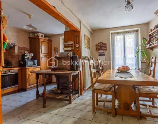 Sur la commune de Grigny, au coeur du village, découvrez cette charmante maison de caractère datant de 1890, de type F5, offrant environ 85 m² habitables, avec un terrain non attenant de 357 m².
Dès le passage du porche, vous serez séduit par une agréable terrasse au calme, donnant accès au salon avec cheminée, à la salle à manger ainsi qu’à la cuisine.
À l’étage, un escalier mène à un palier desservant trois chambres, un WC indépendant et une salle de bains.
Un accès aux combles permet de bénéficier d’un espace de stockage supplémentaire ou d’envisager un aménagement selon vos besoins.
Le terrain, situé à l’arrière de la maison, offre un environnement paisible, sans aucun vis-à-vis, idéal pour profiter de moments de détente en toute tranquillité.
Une véritable cave voutée se trouve sous la maison.
***** Visite possible 7j/7 jusqu'à 21h30 sur RdV *****
Je réponds aux mails, sms ou téléphone même tard le soir.