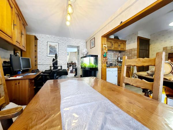 Sur la commune de Grigny, au coeur du village, découvrez cette charmante maison de caractère datant de 1890, de type F5, offrant environ 85 m² habitables, avec un terrain non attenant de 357 m².
Dès le passage du porche, vous serez séduit par une agréable terrasse au calme, donnant accès au salon avec cheminée, à la salle à manger ainsi qu’à la cuisine.
À l’étage, un escalier mène à un palier desservant trois chambres, un WC indépendant et une salle de bains.
Un accès aux combles permet de bénéficier d’un espace de stockage supplémentaire ou d’envisager un aménagement selon vos besoins.
Le terrain, situé à l’arrière de la maison, offre un environnement paisible, sans aucun vis-à-vis, idéal pour profiter de moments de détente en toute tranquillité.
Une véritable cave voutée se trouve sous la maison.
***** Visite possible 7j/7 jusqu'à 21h30 sur RdV *****
Je réponds aux mails, sms ou téléphone même tard le soir.