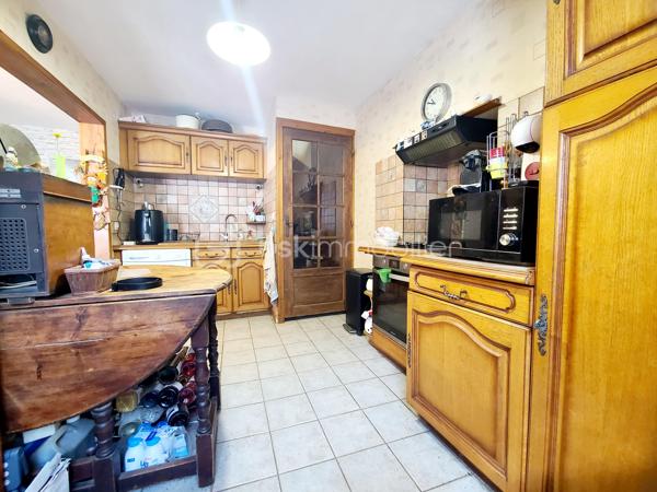 Sur la commune de Grigny, au coeur du village, découvrez cette charmante maison de caractère datant de 1890, de type F5, offrant environ 85 m² habitables, avec un terrain non attenant de 357 m².
Dès le passage du porche, vous serez séduit par une agréable terrasse au calme, donnant accès au salon avec cheminée, à la salle à manger ainsi qu’à la cuisine.
À l’étage, un escalier mène à un palier desservant trois chambres, un WC indépendant et une salle de bains.
Un accès aux combles permet de bénéficier d’un espace de stockage supplémentaire ou d’envisager un aménagement selon vos besoins.
Le terrain, situé à l’arrière de la maison, offre un environnement paisible, sans aucun vis-à-vis, idéal pour profiter de moments de détente en toute tranquillité.
Une véritable cave voutée se trouve sous la maison.
***** Visite possible 7j/7 jusqu'à 21h30 sur RdV *****
Je réponds aux mails, sms ou téléphone même tard le soir.