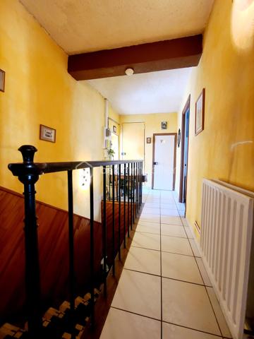 Sur la commune de Grigny, au coeur du village, découvrez cette charmante maison de caractère datant de 1890, de type F5, offrant environ 85 m² habitables, avec un terrain non attenant de 357 m².
Dès le passage du porche, vous serez séduit par une agréable terrasse au calme, donnant accès au salon avec cheminée, à la salle à manger ainsi qu’à la cuisine.
À l’étage, un escalier mène à un palier desservant trois chambres, un WC indépendant et une salle de bains.
Un accès aux combles permet de bénéficier d’un espace de stockage supplémentaire ou d’envisager un aménagement selon vos besoins.
Le terrain, situé à l’arrière de la maison, offre un environnement paisible, sans aucun vis-à-vis, idéal pour profiter de moments de détente en toute tranquillité.
Une véritable cave voutée se trouve sous la maison.
***** Visite possible 7j/7 jusqu'à 21h30 sur RdV *****
Je réponds aux mails, sms ou téléphone même tard le soir.