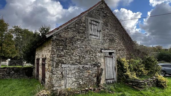 Grande maison avec grange attenante à moderniser/rénover comme maison ou agrandir la maison principale.