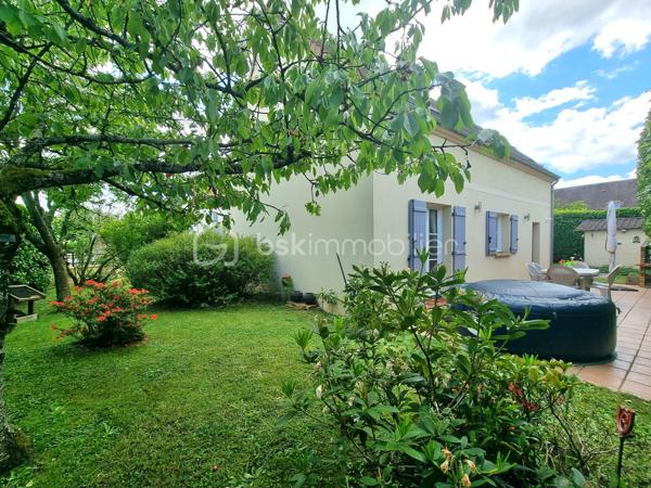 ** Exclusivité BSK immobilier ** Venez VISITER SANS TARDER, cette charmante maison bien entretenue d'environ 120 m², située à Mormant, écoles ( maternelle au collège), gare SNCF (ligne P) commodités et commerces sur place.
 
Cette maison individuelle édifiée sur un terrain de 507 m², vous offre au rez-de-chaussée une entrée, un WC indépendant, un salon-séjour lumineux, une cuisine aménagée et équipée et une buanderie-cellier.
À l'étage vous trouverez un couloir desservant 4 chambres, ainsi qu’une salle de bains avec WC.
Et un garage communicant vient compléter ce bien.

À l’extérieur vous bénéficierez d'un joli jardin entièrement clos et arboré, d’une terrasse et d’un abri de jardin.

Tout-à-l’égout. Vide sanitaire. Chauffage : gaz de ville.

Les ++ Chaudière gaz de 2025, adoucisseur d’eau de 2025, tubage en attente pour pouvoir installer un poêle ou une cheminée, plancher béton, portail motorisé, FIBRE raccordée !!!

Maison idéale pour une famille à la recherche de confort et de praticité !  
N'attendez plus, contactez-nous !


Pour tous renseignements complémentaires, n'hésitez pas à contacter Julien & Cindy LUCIANI au 06 52 63 33 63.