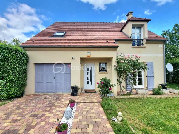 ** Exclusivité BSK immobilier ** Venez VISITER SANS TARDER, cette charmante maison bien entretenue d'environ 120 m², située à Mormant, écoles ( maternelle au collège), gare SNCF (ligne P) commodités et commerces sur place.
 
Cette maison individuelle édifiée sur un terrain de 507 m², vous offre au rez-de-chaussée une entrée, un WC indépendant, un salon-séjour lumineux, une cuisine aménagée et équipée et une buanderie-cellier.
À l'étage vous trouverez un couloir desservant 4 chambres, ainsi qu’une salle de bains avec WC.
Et un garage communicant vient compléter ce bien.

À l’extérieur vous bénéficierez d'un joli jardin entièrement clos et arboré, d’une terrasse et d’un abri de jardin.

Tout-à-l’égout. Vide sanitaire. Chauffage : gaz de ville.

Les ++ Chaudière gaz de 2025, adoucisseur d’eau de 2025, tubage en attente pour pouvoir installer un poêle ou une cheminée, plancher béton, portail motorisé, FIBRE raccordée !!!

Maison idéale pour une famille à la recherche de confort et de praticité !  
N'attendez plus, contactez-nous !


Pour tous renseignements complémentaires, n'hésitez pas à contacter Julien & Cindy LUCIANI au 06 52 63 33 63.
