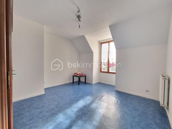 ** Exclusivité BSK immobilier ** Venez VISITER SANS TARDER, cette charmante maison bien entretenue d'environ 120 m², située à Mormant, écoles ( maternelle au collège), gare SNCF (ligne P) commodités et commerces sur place.
 
Cette maison individuelle édifiée sur un terrain de 507 m², vous offre au rez-de-chaussée une entrée, un WC indépendant, un salon-séjour lumineux, une cuisine aménagée et équipée et une buanderie-cellier.
À l'étage vous trouverez un couloir desservant 4 chambres, ainsi qu’une salle de bains avec WC.
Et un garage communicant vient compléter ce bien.

À l’extérieur vous bénéficierez d'un joli jardin entièrement clos et arboré, d’une terrasse et d’un abri de jardin.

Tout-à-l’égout. Vide sanitaire. Chauffage : gaz de ville.

Les ++ Chaudière gaz de 2025, adoucisseur d’eau de 2025, tubage en attente pour pouvoir installer un poêle ou une cheminée, plancher béton, portail motorisé, FIBRE raccordée !!!

Maison idéale pour une famille à la recherche de confort et de praticité !  
N'attendez plus, contactez-nous !


Pour tous renseignements complémentaires, n'hésitez pas à contacter Julien & Cindy LUCIANI au 06 52 63 33 63.