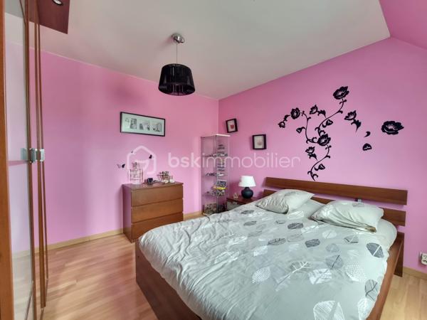 ** Exclusivité BSK immobilier ** Venez VISITER SANS TARDER, cette charmante maison bien entretenue d'environ 120 m², située à Mormant, écoles ( maternelle au collège), gare SNCF (ligne P) commodités et commerces sur place.
 
Cette maison individuelle édifiée sur un terrain de 507 m², vous offre au rez-de-chaussée une entrée, un WC indépendant, un salon-séjour lumineux, une cuisine aménagée et équipée et une buanderie-cellier.
À l'étage vous trouverez un couloir desservant 4 chambres, ainsi qu’une salle de bains avec WC.
Et un garage communicant vient compléter ce bien.

À l’extérieur vous bénéficierez d'un joli jardin entièrement clos et arboré, d’une terrasse et d’un abri de jardin.

Tout-à-l’égout. Vide sanitaire. Chauffage : gaz de ville.

Les ++ Chaudière gaz de 2025, adoucisseur d’eau de 2025, tubage en attente pour pouvoir installer un poêle ou une cheminée, plancher béton, portail motorisé, FIBRE raccordée !!!

Maison idéale pour une famille à la recherche de confort et de praticité !  
N'attendez plus, contactez-nous !


Pour tous renseignements complémentaires, n'hésitez pas à contacter Julien & Cindy LUCIANI au 06 52 63 33 63.