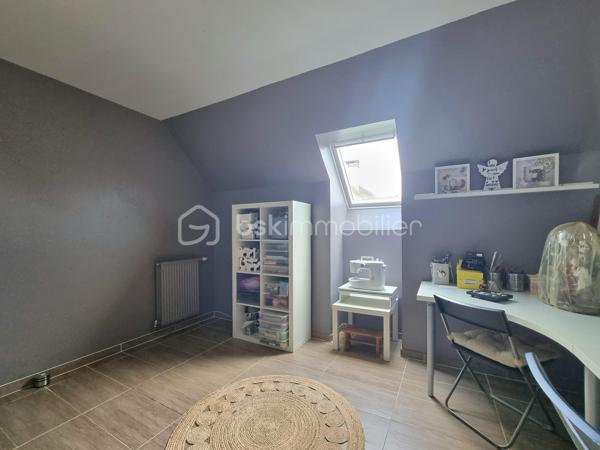 ** Exclusivité BSK immobilier ** Venez VISITER SANS TARDER, cette charmante maison bien entretenue d'environ 120 m², située à Mormant, écoles ( maternelle au collège), gare SNCF (ligne P) commodités et commerces sur place.
 
Cette maison individuelle édifiée sur un terrain de 507 m², vous offre au rez-de-chaussée une entrée, un WC indépendant, un salon-séjour lumineux, une cuisine aménagée et équipée et une buanderie-cellier.
À l'étage vous trouverez un couloir desservant 4 chambres, ainsi qu’une salle de bains avec WC.
Et un garage communicant vient compléter ce bien.

À l’extérieur vous bénéficierez d'un joli jardin entièrement clos et arboré, d’une terrasse et d’un abri de jardin.

Tout-à-l’égout. Vide sanitaire. Chauffage : gaz de ville.

Les ++ Chaudière gaz de 2025, adoucisseur d’eau de 2025, tubage en attente pour pouvoir installer un poêle ou une cheminée, plancher béton, portail motorisé, FIBRE raccordée !!!

Maison idéale pour une famille à la recherche de confort et de praticité !  
N'attendez plus, contactez-nous !


Pour tous renseignements complémentaires, n'hésitez pas à contacter Julien & Cindy LUCIANI au 06 52 63 33 63.