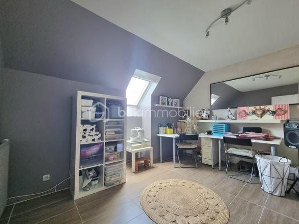 ** Exclusivité BSK immobilier ** Venez VISITER SANS TARDER, cette charmante maison bien entretenue d'environ 120 m², située à Mormant, écoles ( maternelle au collège), gare SNCF (ligne P) commodités et commerces sur place.
 
Cette maison individuelle édifiée sur un terrain de 507 m², vous offre au rez-de-chaussée une entrée, un WC indépendant, un salon-séjour lumineux, une cuisine aménagée et équipée et une buanderie-cellier.
À l'étage vous trouverez un couloir desservant 4 chambres, ainsi qu’une salle de bains avec WC.
Et un garage communicant vient compléter ce bien.

À l’extérieur vous bénéficierez d'un joli jardin entièrement clos et arboré, d’une terrasse et d’un abri de jardin.

Tout-à-l’égout. Vide sanitaire. Chauffage : gaz de ville.

Les ++ Chaudière gaz de 2025, adoucisseur d’eau de 2025, tubage en attente pour pouvoir installer un poêle ou une cheminée, plancher béton, portail motorisé, FIBRE raccordée !!!

Maison idéale pour une famille à la recherche de confort et de praticité !  
N'attendez plus, contactez-nous !


Pour tous renseignements complémentaires, n'hésitez pas à contacter Julien & Cindy LUCIANI au 06 52 63 33 63.
