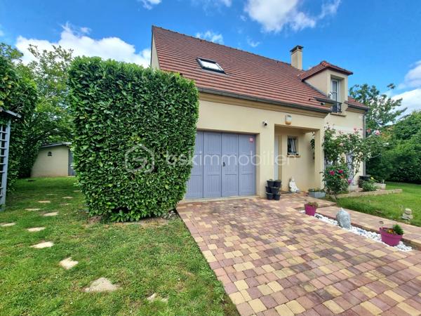 ** Exclusivité BSK immobilier ** Venez VISITER SANS TARDER, cette charmante maison bien entretenue d'environ 120 m², située à Mormant, écoles ( maternelle au collège), gare SNCF (ligne P) commodités et commerces sur place.
 
Cette maison individuelle édifiée sur un terrain de 507 m², vous offre au rez-de-chaussée une entrée, un WC indépendant, un salon-séjour lumineux, une cuisine aménagée et équipée et une buanderie-cellier.
À l'étage vous trouverez un couloir desservant 4 chambres, ainsi qu’une salle de bains avec WC.
Et un garage communicant vient compléter ce bien.

À l’extérieur vous bénéficierez d'un joli jardin entièrement clos et arboré, d’une terrasse et d’un abri de jardin.

Tout-à-l’égout. Vide sanitaire. Chauffage : gaz de ville.

Les ++ Chaudière gaz de 2025, adoucisseur d’eau de 2025, tubage en attente pour pouvoir installer un poêle ou une cheminée, plancher béton, portail motorisé, FIBRE raccordée !!!

Maison idéale pour une famille à la recherche de confort et de praticité !  
N'attendez plus, contactez-nous !


Pour tous renseignements complémentaires, n'hésitez pas à contacter Julien & Cindy LUCIANI au 06 52 63 33 63.