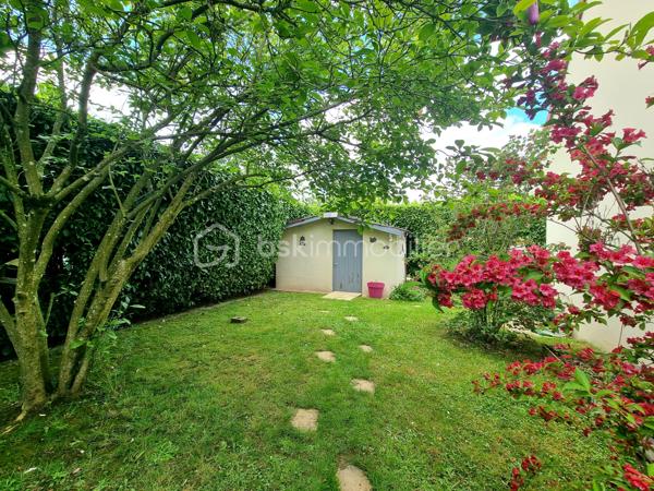 ** Exclusivité BSK immobilier ** Venez VISITER SANS TARDER, cette charmante maison bien entretenue d'environ 120 m², située à Mormant, écoles ( maternelle au collège), gare SNCF (ligne P) commodités et commerces sur place.
 
Cette maison individuelle édifiée sur un terrain de 507 m², vous offre au rez-de-chaussée une entrée, un WC indépendant, un salon-séjour lumineux, une cuisine aménagée et équipée et une buanderie-cellier.
À l'étage vous trouverez un couloir desservant 4 chambres, ainsi qu’une salle de bains avec WC.
Et un garage communicant vient compléter ce bien.

À l’extérieur vous bénéficierez d'un joli jardin entièrement clos et arboré, d’une terrasse et d’un abri de jardin.

Tout-à-l’égout. Vide sanitaire. Chauffage : gaz de ville.

Les ++ Chaudière gaz de 2025, adoucisseur d’eau de 2025, tubage en attente pour pouvoir installer un poêle ou une cheminée, plancher béton, portail motorisé, FIBRE raccordée !!!

Maison idéale pour une famille à la recherche de confort et de praticité !  
N'attendez plus, contactez-nous !


Pour tous renseignements complémentaires, n'hésitez pas à contacter Julien & Cindy LUCIANI au 06 52 63 33 63.