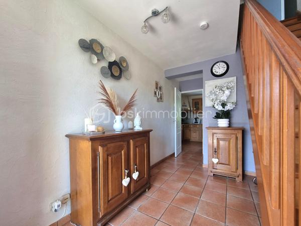 ** Exclusivité BSK immobilier ** Venez VISITER SANS TARDER, cette charmante maison bien entretenue d'environ 120 m², située à Mormant, écoles ( maternelle au collège), gare SNCF (ligne P) commodités et commerces sur place.
 
Cette maison individuelle édifiée sur un terrain de 507 m², vous offre au rez-de-chaussée une entrée, un WC indépendant, un salon-séjour lumineux, une cuisine aménagée et équipée et une buanderie-cellier.
À l'étage vous trouverez un couloir desservant 4 chambres, ainsi qu’une salle de bains avec WC.
Et un garage communicant vient compléter ce bien.

À l’extérieur vous bénéficierez d'un joli jardin entièrement clos et arboré, d’une terrasse et d’un abri de jardin.

Tout-à-l’égout. Vide sanitaire. Chauffage : gaz de ville.

Les ++ Chaudière gaz de 2025, adoucisseur d’eau de 2025, tubage en attente pour pouvoir installer un poêle ou une cheminée, plancher béton, portail motorisé, FIBRE raccordée !!!

Maison idéale pour une famille à la recherche de confort et de praticité !  
N'attendez plus, contactez-nous !


Pour tous renseignements complémentaires, n'hésitez pas à contacter Julien & Cindy LUCIANI au 06 52 63 33 63.