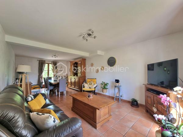 ** Exclusivité BSK immobilier ** Venez VISITER SANS TARDER, cette charmante maison bien entretenue d'environ 120 m², située à Mormant, écoles ( maternelle au collège), gare SNCF (ligne P) commodités et commerces sur place.
 
Cette maison individuelle édifiée sur un terrain de 507 m², vous offre au rez-de-chaussée une entrée, un WC indépendant, un salon-séjour lumineux, une cuisine aménagée et équipée et une buanderie-cellier.
À l'étage vous trouverez un couloir desservant 4 chambres, ainsi qu’une salle de bains avec WC.
Et un garage communicant vient compléter ce bien.

À l’extérieur vous bénéficierez d'un joli jardin entièrement clos et arboré, d’une terrasse et d’un abri de jardin.

Tout-à-l’égout. Vide sanitaire. Chauffage : gaz de ville.

Les ++ Chaudière gaz de 2025, adoucisseur d’eau de 2025, tubage en attente pour pouvoir installer un poêle ou une cheminée, plancher béton, portail motorisé, FIBRE raccordée !!!

Maison idéale pour une famille à la recherche de confort et de praticité !  
N'attendez plus, contactez-nous !


Pour tous renseignements complémentaires, n'hésitez pas à contacter Julien & Cindy LUCIANI au 06 52 63 33 63.