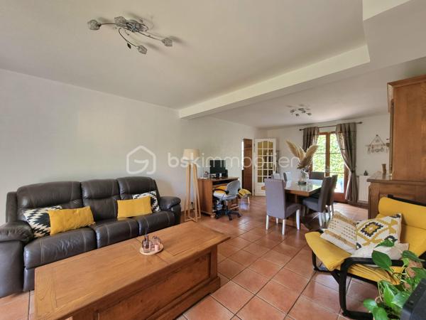 ** Exclusivité BSK immobilier ** Venez VISITER SANS TARDER, cette charmante maison bien entretenue d'environ 120 m², située à Mormant, écoles ( maternelle au collège), gare SNCF (ligne P) commodités et commerces sur place.
 
Cette maison individuelle édifiée sur un terrain de 507 m², vous offre au rez-de-chaussée une entrée, un WC indépendant, un salon-séjour lumineux, une cuisine aménagée et équipée et une buanderie-cellier.
À l'étage vous trouverez un couloir desservant 4 chambres, ainsi qu’une salle de bains avec WC.
Et un garage communicant vient compléter ce bien.

À l’extérieur vous bénéficierez d'un joli jardin entièrement clos et arboré, d’une terrasse et d’un abri de jardin.

Tout-à-l’égout. Vide sanitaire. Chauffage : gaz de ville.

Les ++ Chaudière gaz de 2025, adoucisseur d’eau de 2025, tubage en attente pour pouvoir installer un poêle ou une cheminée, plancher béton, portail motorisé, FIBRE raccordée !!!

Maison idéale pour une famille à la recherche de confort et de praticité !  
N'attendez plus, contactez-nous !


Pour tous renseignements complémentaires, n'hésitez pas à contacter Julien & Cindy LUCIANI au 06 52 63 33 63.