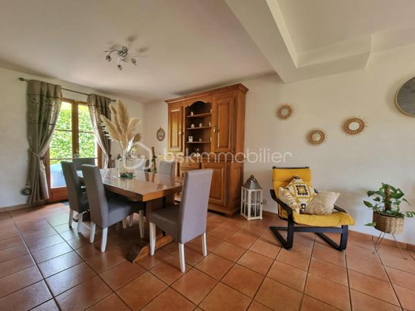 ** Exclusivité BSK immobilier ** Venez VISITER SANS TARDER, cette charmante maison bien entretenue d'environ 120 m², située à Mormant, écoles ( maternelle au collège), gare SNCF (ligne P) commodités et commerces sur place.
 
Cette maison individuelle édifiée sur un terrain de 507 m², vous offre au rez-de-chaussée une entrée, un WC indépendant, un salon-séjour lumineux, une cuisine aménagée et équipée et une buanderie-cellier.
À l'étage vous trouverez un couloir desservant 4 chambres, ainsi qu’une salle de bains avec WC.
Et un garage communicant vient compléter ce bien.

À l’extérieur vous bénéficierez d'un joli jardin entièrement clos et arboré, d’une terrasse et d’un abri de jardin.

Tout-à-l’égout. Vide sanitaire. Chauffage : gaz de ville.

Les ++ Chaudière gaz de 2025, adoucisseur d’eau de 2025, tubage en attente pour pouvoir installer un poêle ou une cheminée, plancher béton, portail motorisé, FIBRE raccordée !!!

Maison idéale pour une famille à la recherche de confort et de praticité !  
N'attendez plus, contactez-nous !


Pour tous renseignements complémentaires, n'hésitez pas à contacter Julien & Cindy LUCIANI au 06 52 63 33 63.