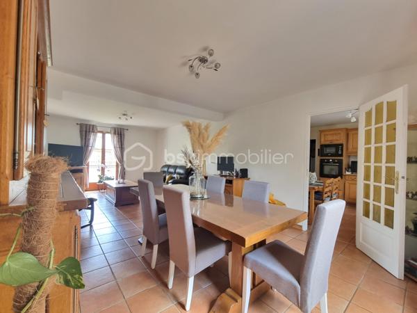 ** Exclusivité BSK immobilier ** Venez VISITER SANS TARDER, cette charmante maison bien entretenue d'environ 120 m², située à Mormant, écoles ( maternelle au collège), gare SNCF (ligne P) commodités et commerces sur place.
 
Cette maison individuelle édifiée sur un terrain de 507 m², vous offre au rez-de-chaussée une entrée, un WC indépendant, un salon-séjour lumineux, une cuisine aménagée et équipée et une buanderie-cellier.
À l'étage vous trouverez un couloir desservant 4 chambres, ainsi qu’une salle de bains avec WC.
Et un garage communicant vient compléter ce bien.

À l’extérieur vous bénéficierez d'un joli jardin entièrement clos et arboré, d’une terrasse et d’un abri de jardin.

Tout-à-l’égout. Vide sanitaire. Chauffage : gaz de ville.

Les ++ Chaudière gaz de 2025, adoucisseur d’eau de 2025, tubage en attente pour pouvoir installer un poêle ou une cheminée, plancher béton, portail motorisé, FIBRE raccordée !!!

Maison idéale pour une famille à la recherche de confort et de praticité !  
N'attendez plus, contactez-nous !


Pour tous renseignements complémentaires, n'hésitez pas à contacter Julien & Cindy LUCIANI au 06 52 63 33 63.