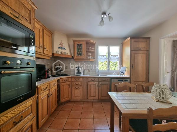 ** Exclusivité BSK immobilier ** Venez VISITER SANS TARDER, cette charmante maison bien entretenue d'environ 120 m², située à Mormant, écoles ( maternelle au collège), gare SNCF (ligne P) commodités et commerces sur place.
 
Cette maison individuelle édifiée sur un terrain de 507 m², vous offre au rez-de-chaussée une entrée, un WC indépendant, un salon-séjour lumineux, une cuisine aménagée et équipée et une buanderie-cellier.
À l'étage vous trouverez un couloir desservant 4 chambres, ainsi qu’une salle de bains avec WC.
Et un garage communicant vient compléter ce bien.

À l’extérieur vous bénéficierez d'un joli jardin entièrement clos et arboré, d’une terrasse et d’un abri de jardin.

Tout-à-l’égout. Vide sanitaire. Chauffage : gaz de ville.

Les ++ Chaudière gaz de 2025, adoucisseur d’eau de 2025, tubage en attente pour pouvoir installer un poêle ou une cheminée, plancher béton, portail motorisé, FIBRE raccordée !!!

Maison idéale pour une famille à la recherche de confort et de praticité !  
N'attendez plus, contactez-nous !


Pour tous renseignements complémentaires, n'hésitez pas à contacter Julien & Cindy LUCIANI au 06 52 63 33 63.