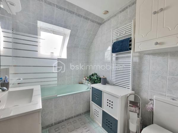** Exclusivité BSK immobilier ** Venez VISITER SANS TARDER, cette charmante maison bien entretenue d'environ 120 m², située à Mormant, écoles ( maternelle au collège), gare SNCF (ligne P) commodités et commerces sur place.
 
Cette maison individuelle édifiée sur un terrain de 507 m², vous offre au rez-de-chaussée une entrée, un WC indépendant, un salon-séjour lumineux, une cuisine aménagée et équipée et une buanderie-cellier.
À l'étage vous trouverez un couloir desservant 4 chambres, ainsi qu’une salle de bains avec WC.
Et un garage communicant vient compléter ce bien.

À l’extérieur vous bénéficierez d'un joli jardin entièrement clos et arboré, d’une terrasse et d’un abri de jardin.

Tout-à-l’égout. Vide sanitaire. Chauffage : gaz de ville.

Les ++ Chaudière gaz de 2025, adoucisseur d’eau de 2025, tubage en attente pour pouvoir installer un poêle ou une cheminée, plancher béton, portail motorisé, FIBRE raccordée !!!

Maison idéale pour une famille à la recherche de confort et de praticité !  
N'attendez plus, contactez-nous !


Pour tous renseignements complémentaires, n'hésitez pas à contacter Julien & Cindy LUCIANI au 06 52 63 33 63.