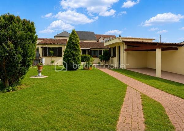 CHAMPS-SUR-MARNE – MAISON INDIVIDUELLE AVEC GRAND TERRAIN ET FORT POTENTIEL D'ÉVOLUTION

Vous rêvez d'une maison plein pied avec jardin, au calme, tout en restant proche des commodités et des transports ?

Découvrez cette charmante maison individuelle de 55 m² environ implantée sur une belle parcelle d'environ 490 m², offrant de nombreuses possibilités pour concrétiser vos projets.

Dès l'entrée, vous serez séduit par son environnement pavillonnaire recherché et son agréable terrain, véritable atout rare sur le secteur.

La maison se compose actuellement d'un séjour lumineux, d'une cuisine, de deux chambres confortables avec placards intégrés , d'une salle d'eau avec puit de lumière.

À l'extérieur, vous profiterez d'un vaste jardin idéal pour les moments en famille, les repas entre amis ou l'aménagement d'espaces de loisirs.

Un second bâtiment indépendant d'environ 10 m², équipé d'une salle d'eau et de WC, complète l'ensemble. Il pourra accueillir un bureau, un espace invités, une activité professionnelle ou un espace dédié au télétravail selon vos besoins.

Vous disposez également d'un abri d'environ 12m2 ouvert et couvert qui peut vous servir de stockage pour le matériel de jardin, vélos ou autres.

Le véritable point fort de cette propriété réside dans son potentiel d'évolution. Un projet d'extension avait déjà fait l'objet d'une autorisation d'urbanisme par le passé, démontrant les possibilités offertes par la configuration du terrain. Tout nouveau projet restera naturellement soumis aux autorisations administratives en vigueur.

Que vous soyez à la recherche de votre première maison, d'un bien à faire évoluer dans le temps ou d'un projet familial, cette propriété offre un équilibre rare entre cadre de vie, terrain et perspectives d'aménagement.

Les atouts :
• Terrain d'environ 490 m²
• Maison individuelle
• Dépendance avec salle d'eau et WC
• Quartier pavillonnaire recherché
• Fort potentiel d'évolution
• Proximité des écoles, commerces et transports

Une opportunité rare pour les acquéreurs souhaitant investir dans un bien offrant à la fois un cadre de vie agréable et de belles perspectives pour l'avenir.

À visiter sans tarder.