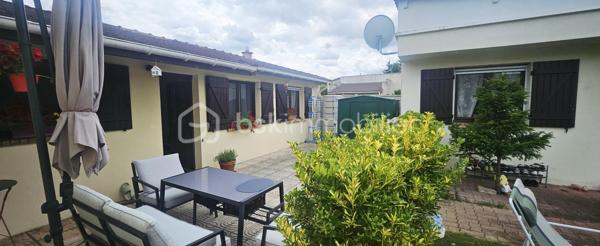 CHAMPS-SUR-MARNE – MAISON INDIVIDUELLE AVEC GRAND TERRAIN ET FORT POTENTIEL D'ÉVOLUTION

Vous rêvez d'une maison plein pied avec jardin, au calme, tout en restant proche des commodités et des transports ?

Découvrez cette charmante maison individuelle de 55 m² environ implantée sur une belle parcelle d'environ 490 m², offrant de nombreuses possibilités pour concrétiser vos projets.

Dès l'entrée, vous serez séduit par son environnement pavillonnaire recherché et son agréable terrain, véritable atout rare sur le secteur.

La maison se compose actuellement d'un séjour lumineux, d'une cuisine, de deux chambres confortables avec placards intégrés , d'une salle d'eau avec puit de lumière.

À l'extérieur, vous profiterez d'un vaste jardin idéal pour les moments en famille, les repas entre amis ou l'aménagement d'espaces de loisirs.

Un second bâtiment indépendant d'environ 10 m², équipé d'une salle d'eau et de WC, complète l'ensemble. Il pourra accueillir un bureau, un espace invités, une activité professionnelle ou un espace dédié au télétravail selon vos besoins.

Vous disposez également d'un abri d'environ 12m2 ouvert et couvert qui peut vous servir de stockage pour le matériel de jardin, vélos ou autres.

Le véritable point fort de cette propriété réside dans son potentiel d'évolution. Un projet d'extension avait déjà fait l'objet d'une autorisation d'urbanisme par le passé, démontrant les possibilités offertes par la configuration du terrain. Tout nouveau projet restera naturellement soumis aux autorisations administratives en vigueur.

Que vous soyez à la recherche de votre première maison, d'un bien à faire évoluer dans le temps ou d'un projet familial, cette propriété offre un équilibre rare entre cadre de vie, terrain et perspectives d'aménagement.

Les atouts :
• Terrain d'environ 490 m²
• Maison individuelle
• Dépendance avec salle d'eau et WC
• Quartier pavillonnaire recherché
• Fort potentiel d'évolution
• Proximité des écoles, commerces et transports

Une opportunité rare pour les acquéreurs souhaitant investir dans un bien offrant à la fois un cadre de vie agréable et de belles perspectives pour l'avenir.

À visiter sans tarder.