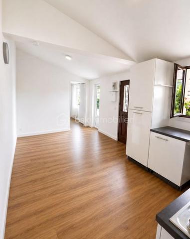 CHAMPS-SUR-MARNE – MAISON INDIVIDUELLE AVEC GRAND TERRAIN ET FORT POTENTIEL D'ÉVOLUTION

Vous rêvez d'une maison plein pied avec jardin, au calme, tout en restant proche des commodités et des transports ?

Découvrez cette charmante maison individuelle de 55 m² environ implantée sur une belle parcelle d'environ 490 m², offrant de nombreuses possibilités pour concrétiser vos projets.

Dès l'entrée, vous serez séduit par son environnement pavillonnaire recherché et son agréable terrain, véritable atout rare sur le secteur.

La maison se compose actuellement d'un séjour lumineux, d'une cuisine, de deux chambres confortables avec placards intégrés , d'une salle d'eau avec puit de lumière.

À l'extérieur, vous profiterez d'un vaste jardin idéal pour les moments en famille, les repas entre amis ou l'aménagement d'espaces de loisirs.

Un second bâtiment indépendant d'environ 10 m², équipé d'une salle d'eau et de WC, complète l'ensemble. Il pourra accueillir un bureau, un espace invités, une activité professionnelle ou un espace dédié au télétravail selon vos besoins.

Vous disposez également d'un abri d'environ 12m2 ouvert et couvert qui peut vous servir de stockage pour le matériel de jardin, vélos ou autres.

Le véritable point fort de cette propriété réside dans son potentiel d'évolution. Un projet d'extension avait déjà fait l'objet d'une autorisation d'urbanisme par le passé, démontrant les possibilités offertes par la configuration du terrain. Tout nouveau projet restera naturellement soumis aux autorisations administratives en vigueur.

Que vous soyez à la recherche de votre première maison, d'un bien à faire évoluer dans le temps ou d'un projet familial, cette propriété offre un équilibre rare entre cadre de vie, terrain et perspectives d'aménagement.

Les atouts :
• Terrain d'environ 490 m²
• Maison individuelle
• Dépendance avec salle d'eau et WC
• Quartier pavillonnaire recherché
• Fort potentiel d'évolution
• Proximité des écoles, commerces et transports

Une opportunité rare pour les acquéreurs souhaitant investir dans un bien offrant à la fois un cadre de vie agréable et de belles perspectives pour l'avenir.

À visiter sans tarder.