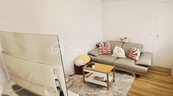 CHAMPS-SUR-MARNE – MAISON INDIVIDUELLE AVEC GRAND TERRAIN ET FORT POTENTIEL D'ÉVOLUTION

Vous rêvez d'une maison plein pied avec jardin, au calme, tout en restant proche des commodités et des transports ?

Découvrez cette charmante maison individuelle de 55 m² environ implantée sur une belle parcelle d'environ 490 m², offrant de nombreuses possibilités pour concrétiser vos projets.

Dès l'entrée, vous serez séduit par son environnement pavillonnaire recherché et son agréable terrain, véritable atout rare sur le secteur.

La maison se compose actuellement d'un séjour lumineux, d'une cuisine, de deux chambres confortables avec placards intégrés , d'une salle d'eau avec puit de lumière.

À l'extérieur, vous profiterez d'un vaste jardin idéal pour les moments en famille, les repas entre amis ou l'aménagement d'espaces de loisirs.

Un second bâtiment indépendant d'environ 10 m², équipé d'une salle d'eau et de WC, complète l'ensemble. Il pourra accueillir un bureau, un espace invités, une activité professionnelle ou un espace dédié au télétravail selon vos besoins.

Vous disposez également d'un abri d'environ 12m2 ouvert et couvert qui peut vous servir de stockage pour le matériel de jardin, vélos ou autres.

Le véritable point fort de cette propriété réside dans son potentiel d'évolution. Un projet d'extension avait déjà fait l'objet d'une autorisation d'urbanisme par le passé, démontrant les possibilités offertes par la configuration du terrain. Tout nouveau projet restera naturellement soumis aux autorisations administratives en vigueur.

Que vous soyez à la recherche de votre première maison, d'un bien à faire évoluer dans le temps ou d'un projet familial, cette propriété offre un équilibre rare entre cadre de vie, terrain et perspectives d'aménagement.

Les atouts :
• Terrain d'environ 490 m²
• Maison individuelle
• Dépendance avec salle d'eau et WC
• Quartier pavillonnaire recherché
• Fort potentiel d'évolution
• Proximité des écoles, commerces et transports

Une opportunité rare pour les acquéreurs souhaitant investir dans un bien offrant à la fois un cadre de vie agréable et de belles perspectives pour l'avenir.

À visiter sans tarder.