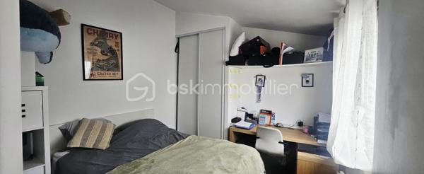 CHAMPS-SUR-MARNE – MAISON INDIVIDUELLE AVEC GRAND TERRAIN ET FORT POTENTIEL D'ÉVOLUTION

Vous rêvez d'une maison plein pied avec jardin, au calme, tout en restant proche des commodités et des transports ?

Découvrez cette charmante maison individuelle de 55 m² environ implantée sur une belle parcelle d'environ 490 m², offrant de nombreuses possibilités pour concrétiser vos projets.

Dès l'entrée, vous serez séduit par son environnement pavillonnaire recherché et son agréable terrain, véritable atout rare sur le secteur.

La maison se compose actuellement d'un séjour lumineux, d'une cuisine, de deux chambres confortables avec placards intégrés , d'une salle d'eau avec puit de lumière.

À l'extérieur, vous profiterez d'un vaste jardin idéal pour les moments en famille, les repas entre amis ou l'aménagement d'espaces de loisirs.

Un second bâtiment indépendant d'environ 10 m², équipé d'une salle d'eau et de WC, complète l'ensemble. Il pourra accueillir un bureau, un espace invités, une activité professionnelle ou un espace dédié au télétravail selon vos besoins.

Vous disposez également d'un abri d'environ 12m2 ouvert et couvert qui peut vous servir de stockage pour le matériel de jardin, vélos ou autres.

Le véritable point fort de cette propriété réside dans son potentiel d'évolution. Un projet d'extension avait déjà fait l'objet d'une autorisation d'urbanisme par le passé, démontrant les possibilités offertes par la configuration du terrain. Tout nouveau projet restera naturellement soumis aux autorisations administratives en vigueur.

Que vous soyez à la recherche de votre première maison, d'un bien à faire évoluer dans le temps ou d'un projet familial, cette propriété offre un équilibre rare entre cadre de vie, terrain et perspectives d'aménagement.

Les atouts :
• Terrain d'environ 490 m²
• Maison individuelle
• Dépendance avec salle d'eau et WC
• Quartier pavillonnaire recherché
• Fort potentiel d'évolution
• Proximité des écoles, commerces et transports

Une opportunité rare pour les acquéreurs souhaitant investir dans un bien offrant à la fois un cadre de vie agréable et de belles perspectives pour l'avenir.

À visiter sans tarder.