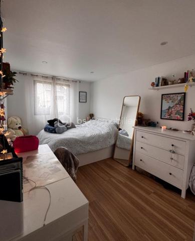 CHAMPS-SUR-MARNE – MAISON INDIVIDUELLE AVEC GRAND TERRAIN ET FORT POTENTIEL D'ÉVOLUTION

Vous rêvez d'une maison plein pied avec jardin, au calme, tout en restant proche des commodités et des transports ?

Découvrez cette charmante maison individuelle de 55 m² environ implantée sur une belle parcelle d'environ 490 m², offrant de nombreuses possibilités pour concrétiser vos projets.

Dès l'entrée, vous serez séduit par son environnement pavillonnaire recherché et son agréable terrain, véritable atout rare sur le secteur.

La maison se compose actuellement d'un séjour lumineux, d'une cuisine, de deux chambres confortables avec placards intégrés , d'une salle d'eau avec puit de lumière.

À l'extérieur, vous profiterez d'un vaste jardin idéal pour les moments en famille, les repas entre amis ou l'aménagement d'espaces de loisirs.

Un second bâtiment indépendant d'environ 10 m², équipé d'une salle d'eau et de WC, complète l'ensemble. Il pourra accueillir un bureau, un espace invités, une activité professionnelle ou un espace dédié au télétravail selon vos besoins.

Vous disposez également d'un abri d'environ 12m2 ouvert et couvert qui peut vous servir de stockage pour le matériel de jardin, vélos ou autres.

Le véritable point fort de cette propriété réside dans son potentiel d'évolution. Un projet d'extension avait déjà fait l'objet d'une autorisation d'urbanisme par le passé, démontrant les possibilités offertes par la configuration du terrain. Tout nouveau projet restera naturellement soumis aux autorisations administratives en vigueur.

Que vous soyez à la recherche de votre première maison, d'un bien à faire évoluer dans le temps ou d'un projet familial, cette propriété offre un équilibre rare entre cadre de vie, terrain et perspectives d'aménagement.

Les atouts :
• Terrain d'environ 490 m²
• Maison individuelle
• Dépendance avec salle d'eau et WC
• Quartier pavillonnaire recherché
• Fort potentiel d'évolution
• Proximité des écoles, commerces et transports

Une opportunité rare pour les acquéreurs souhaitant investir dans un bien offrant à la fois un cadre de vie agréable et de belles perspectives pour l'avenir.

À visiter sans tarder.