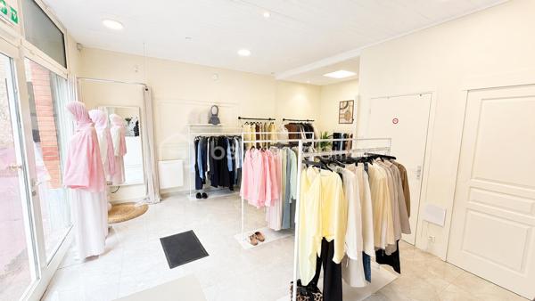 Cession de droit au bail d’un local commercial d’environ 30 m², sur rue, composé d'une vitrine  d'une pièce principale une petite cuisine  et vestiaire et un sanitaire avec douche 
 idéalement situé à Créteil dans un secteur dynamique et passant.


✅ Toutes activités autorisées sauf restauration
✅ Belle visibilité
✅ Local fonctionnel et facilement aménageable
✅ Idéal pour bureau, esthétique, onglerie, services, téléphonie, showroom, profession libérale, etc.



📍 Emplacement recherché

📐 Surface : 30 m²
Loyer 820€ 

💬 Plus d’informations sur demande.

📞 Contactez-nous pour organiser une visite.