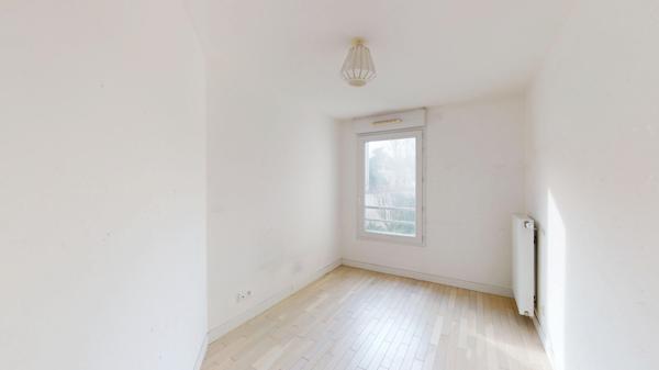 APPARTEMENT 4 PIECES 77.58 m2 +  TERRASSE + 2 PARKINGS - CALME - LUMINEUX - PROCHE T10 et COMMERCES