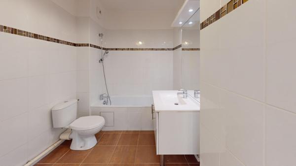 APPARTEMENT 4 PIECES 77.58 m2 +  TERRASSE + 2 PARKINGS - CALME - LUMINEUX - PROCHE T10 et COMMERCES