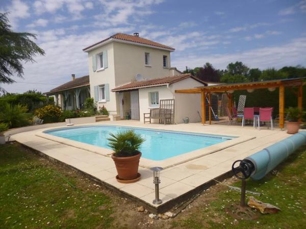 Grande maison de 4/5 chambres avec piscine, grand jardin dans un cadre paisible