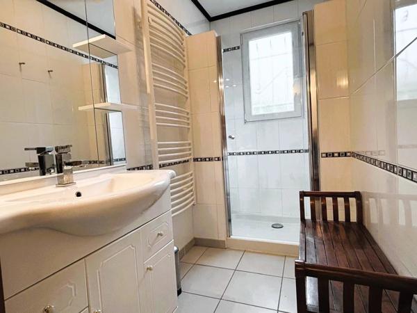 Grande maison de 4/5 chambres avec piscine, grand jardin dans un cadre paisible